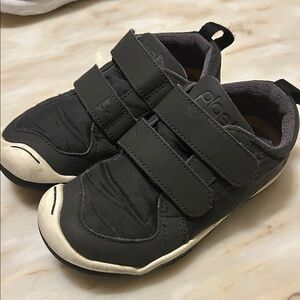 Plae Kids Toddler Boys Double Velcro Sneakers &
Nike Velcro Sneakers Size 9.5